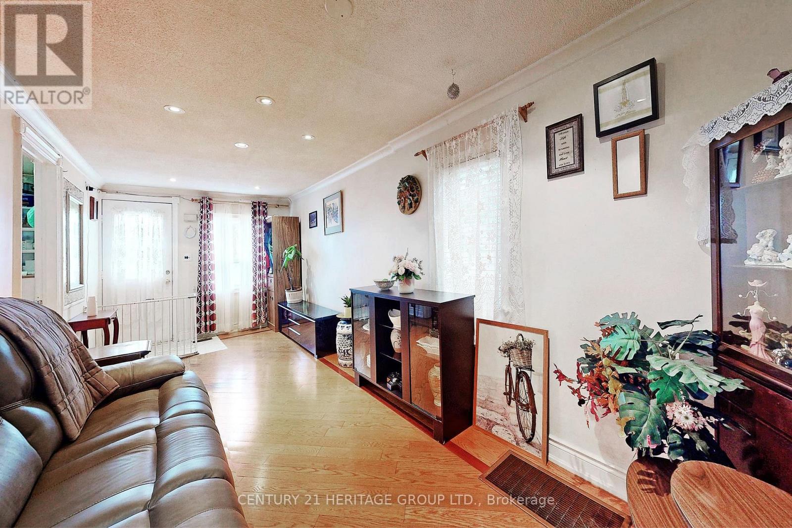 1045 East Avenue, Mississauga, Ontario  L5E 1X1 - Photo 5 - W12811166