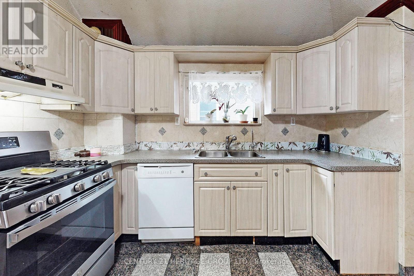 1045 East Avenue, Mississauga, Ontario  L5E 1X1 - Photo 9 - W12811166