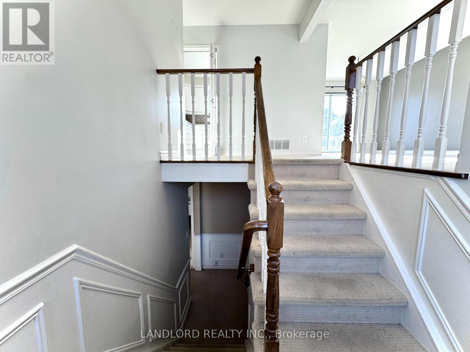 2294 Wyandotte Drive, Oakville, Ontario  L6L 2T6 - Photo 20 - W12666090