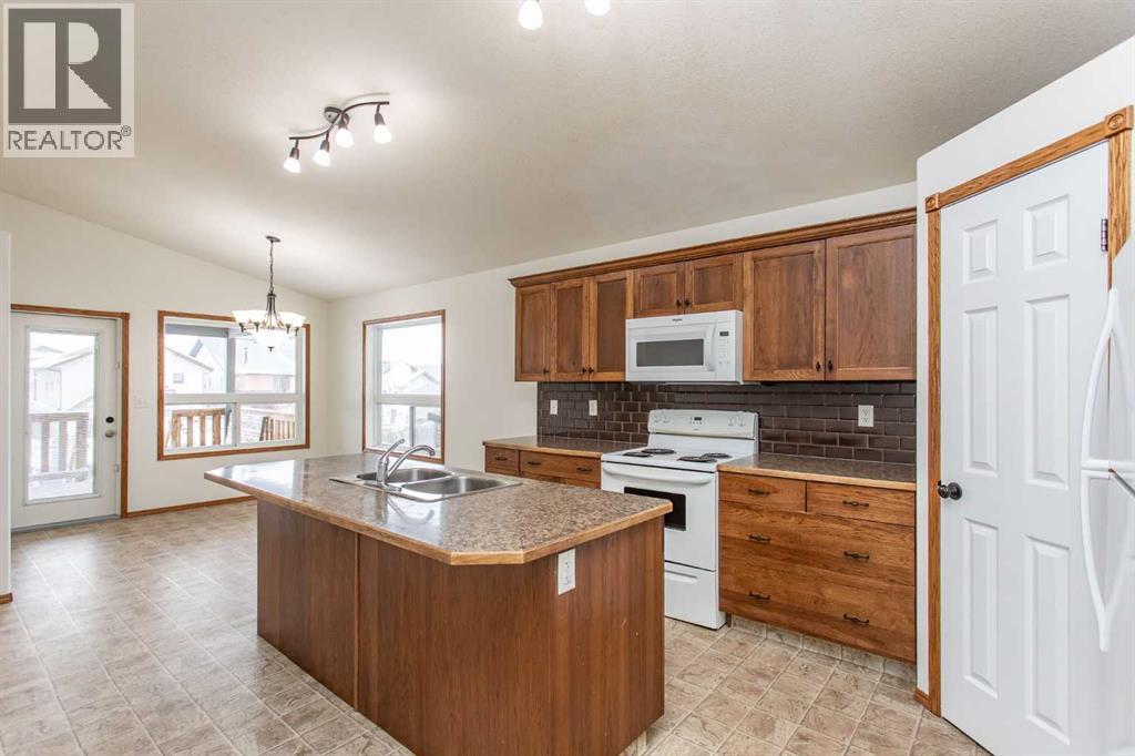 63 Vickers Close, Red Deer, Alberta  T4R 0E6 - Photo 5 - A2287411