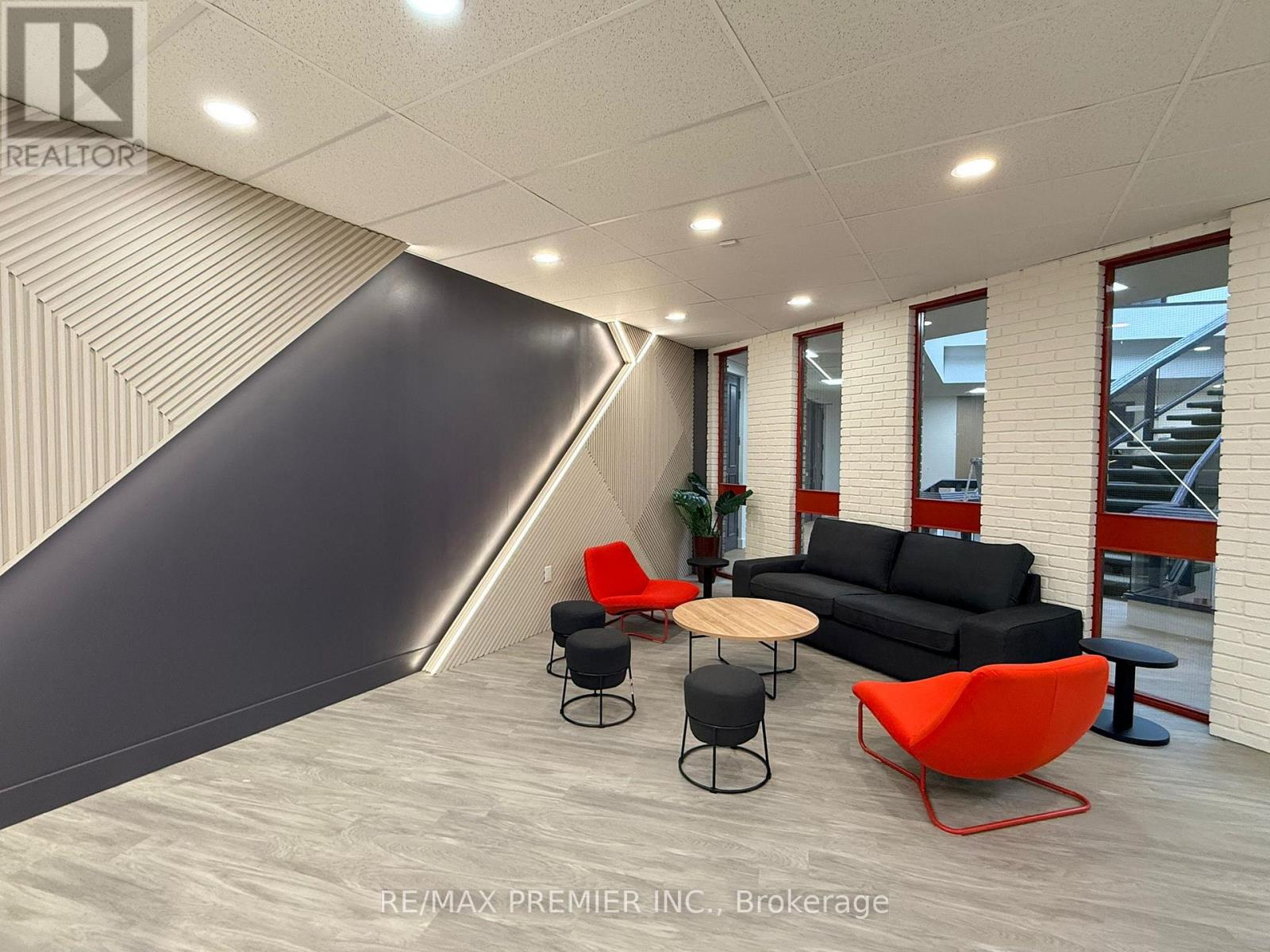 302-15 - 3390 South Service Road, Burlington, Ontario  L7N 3J5 - Photo 2 - W12807852