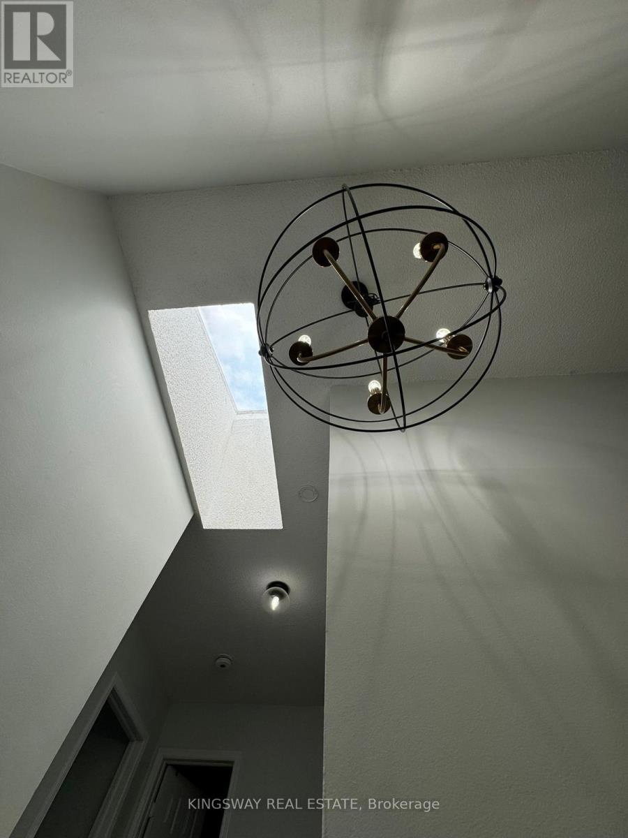 659 Roselaire Trail, Mississauga, Ontario  L5R 3C6 - Photo 14 - W12811198