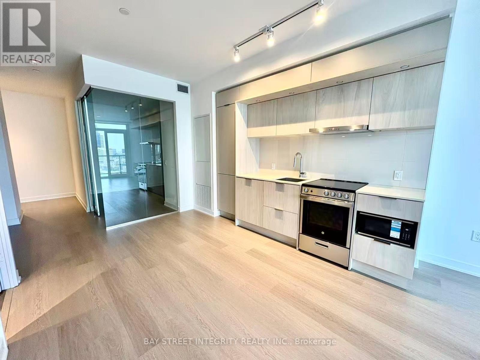 1005 - 448 Burnhamthorpe Road W, Mississauga, Ontario  L5B 0R4 - Photo 8 - W12811300