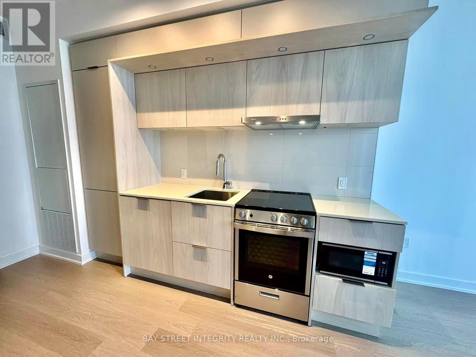 1005 - 448 Burnhamthorpe Road W, Mississauga, Ontario  L5B 0R4 - Photo 9 - W12811300