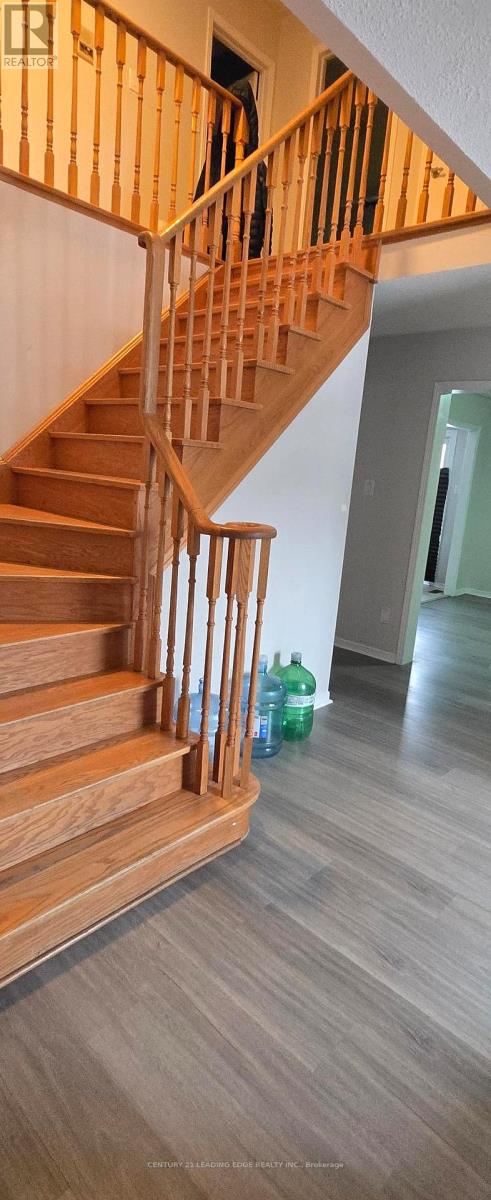 463 Commonwealth Circle, Mississauga, Ontario  L5B 3W2 - Photo 3 - W12811302