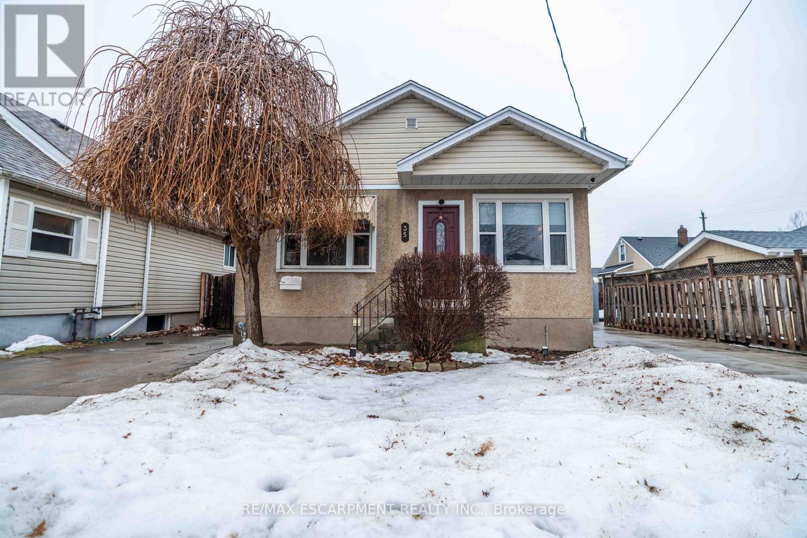 35 Charles Avenue, St. Catharines, Ontario  L2M 5S8 - Photo 2 - X12811216