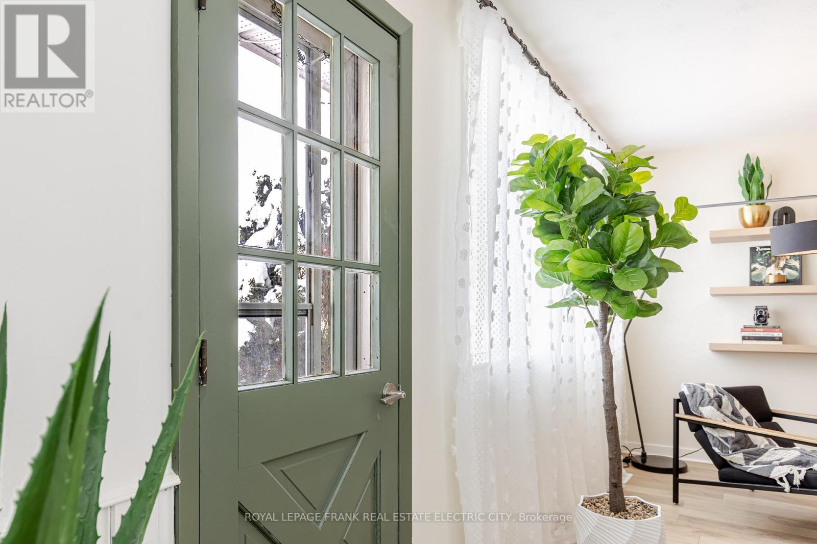 381 Applegrove Avenue, Peterborough, Ontario K9H 5L4 - Photo 3 - X12811558