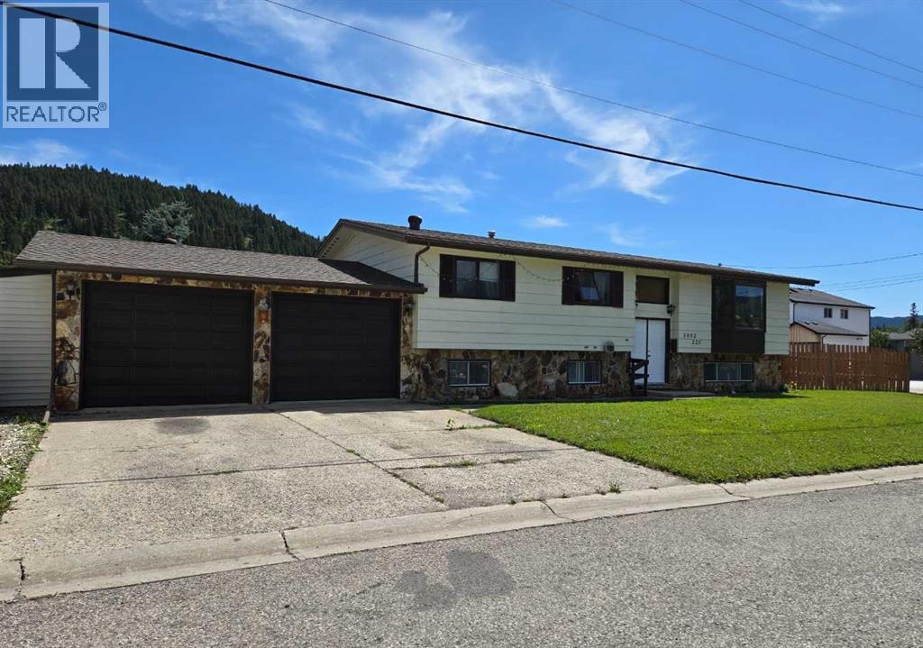 3002 225 Street, Bellevue, Alberta  T0K 0C0 - Photo 1 - A2264792