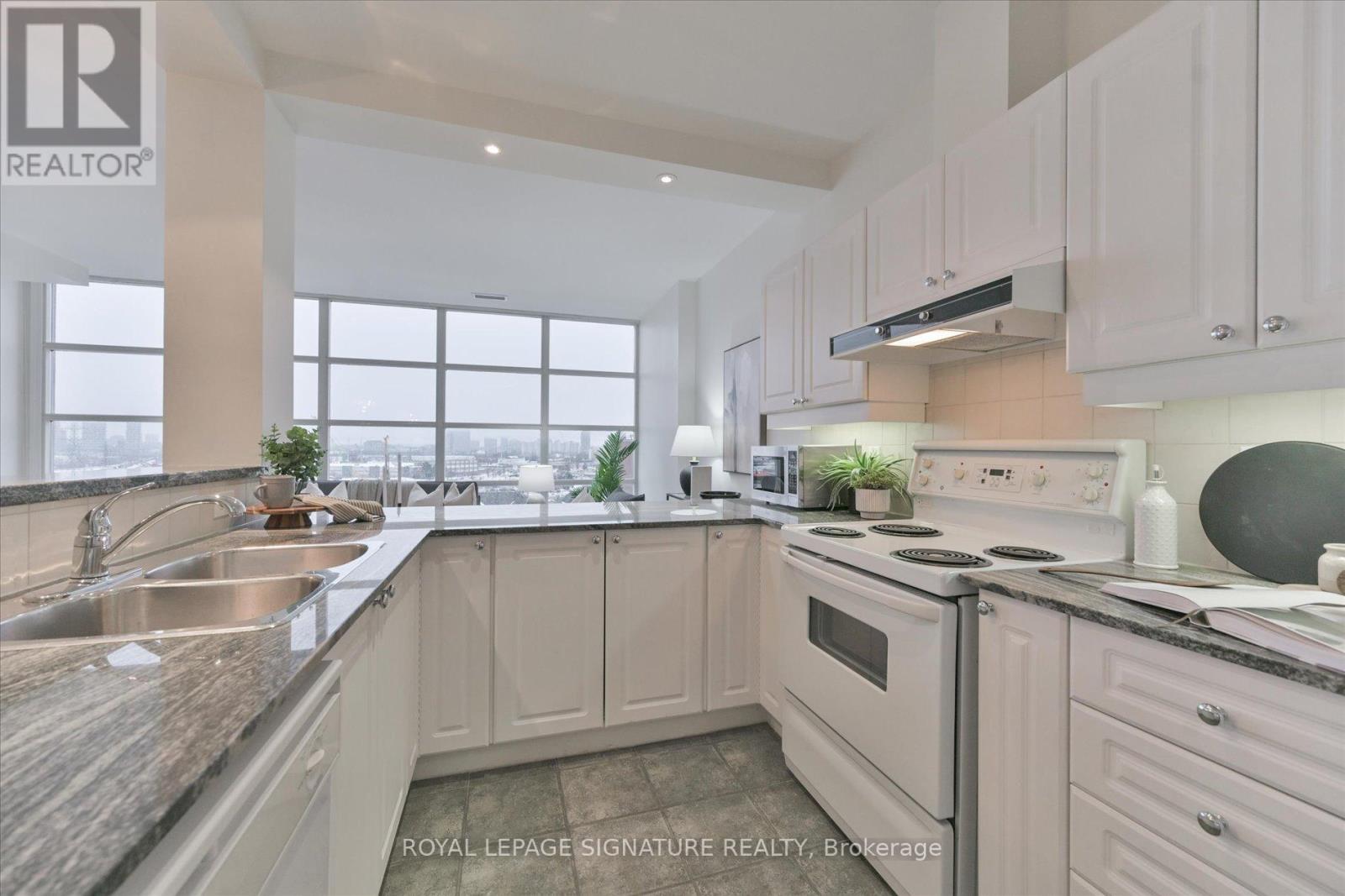 709 - 1 Leaside Park Drive, Toronto, Ontario  M4H 1R1 - Photo 13 - C12811396