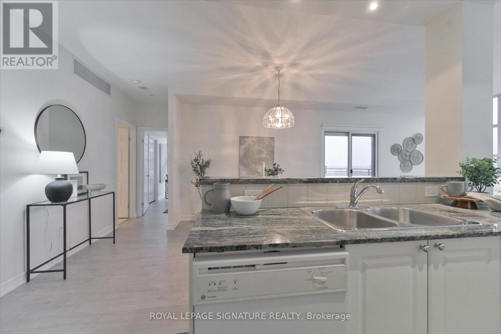 709 - 1 Leaside Park Drive, Toronto, Ontario  M4H 1R1 - Photo 15 - C12811396