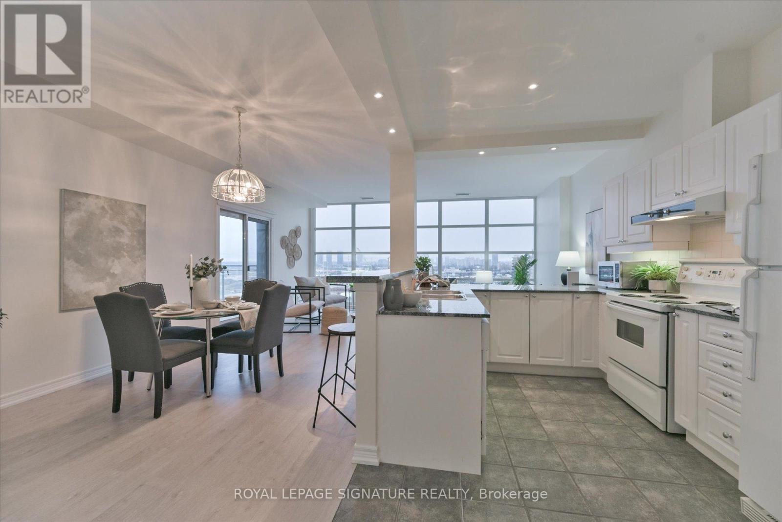 709 - 1 Leaside Park Drive, Toronto, Ontario  M4H 1R1 - Photo 5 - C12811396