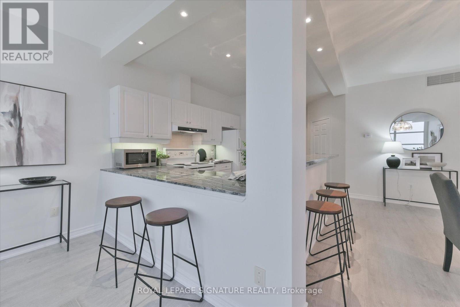 709 - 1 Leaside Park Drive, Toronto, Ontario  M4H 1R1 - Photo 8 - C12811396