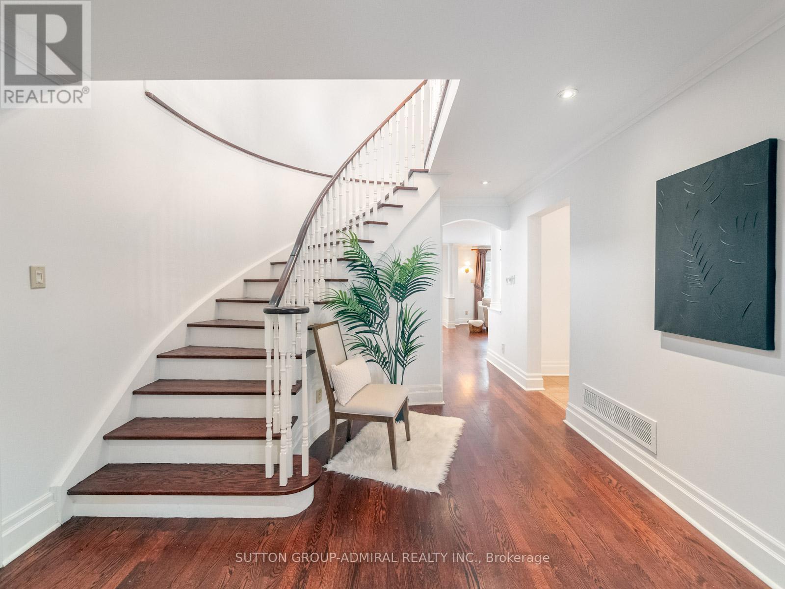 3 Larksong Court, Toronto, Ontario  M4A 2T5 - Photo 3 - C12811400