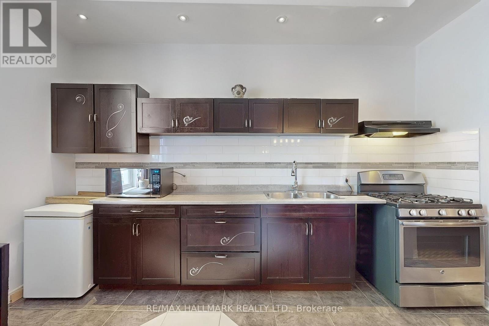 178 Barrie Street, Bradford West Gwillimbury, Ontario  L3Z 1R6 - Photo 9 - N12811328