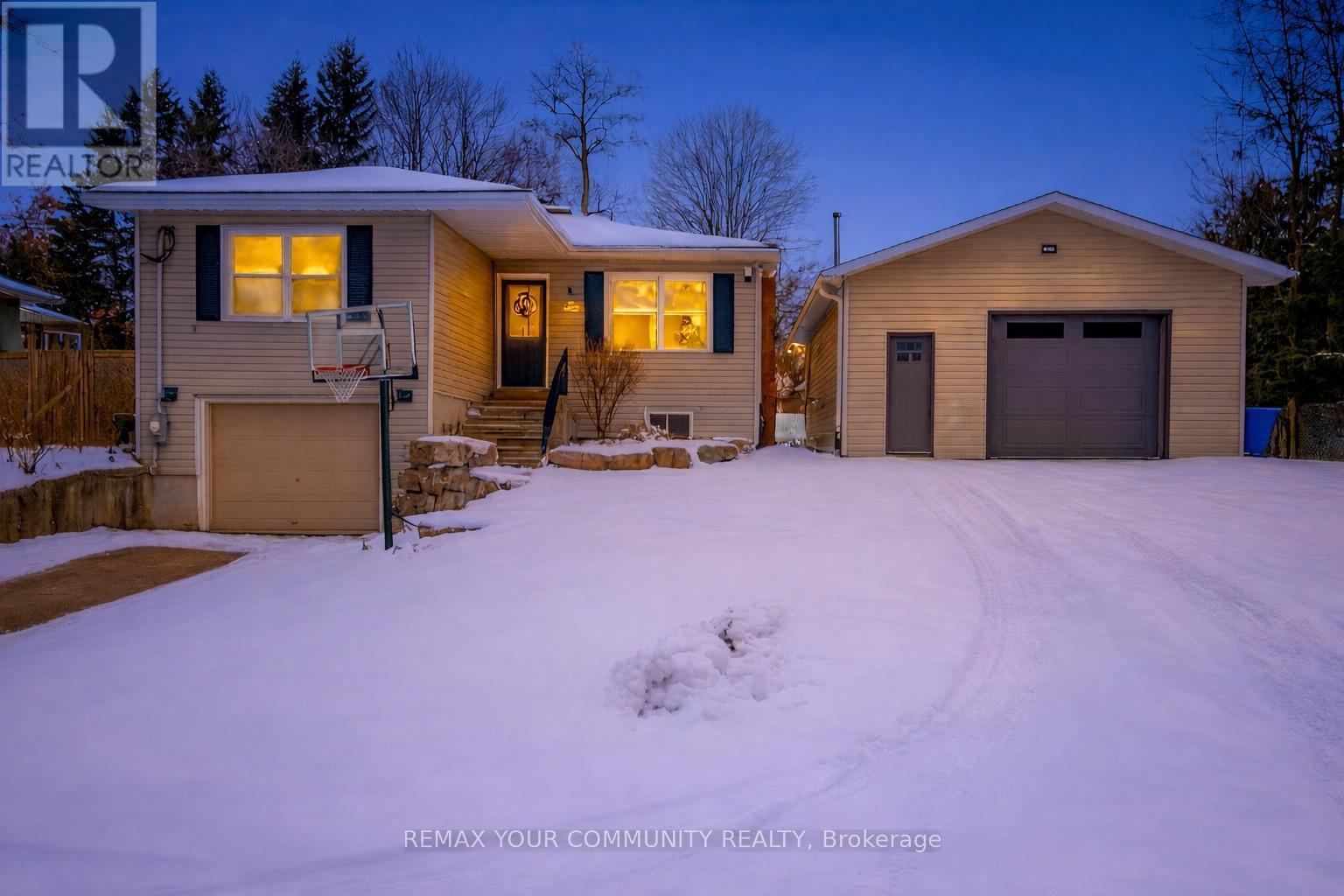 8 Victor Drive, Whitchurch-Stouffville, Ontario  L4A 3G5 - Photo 1 - N12811330