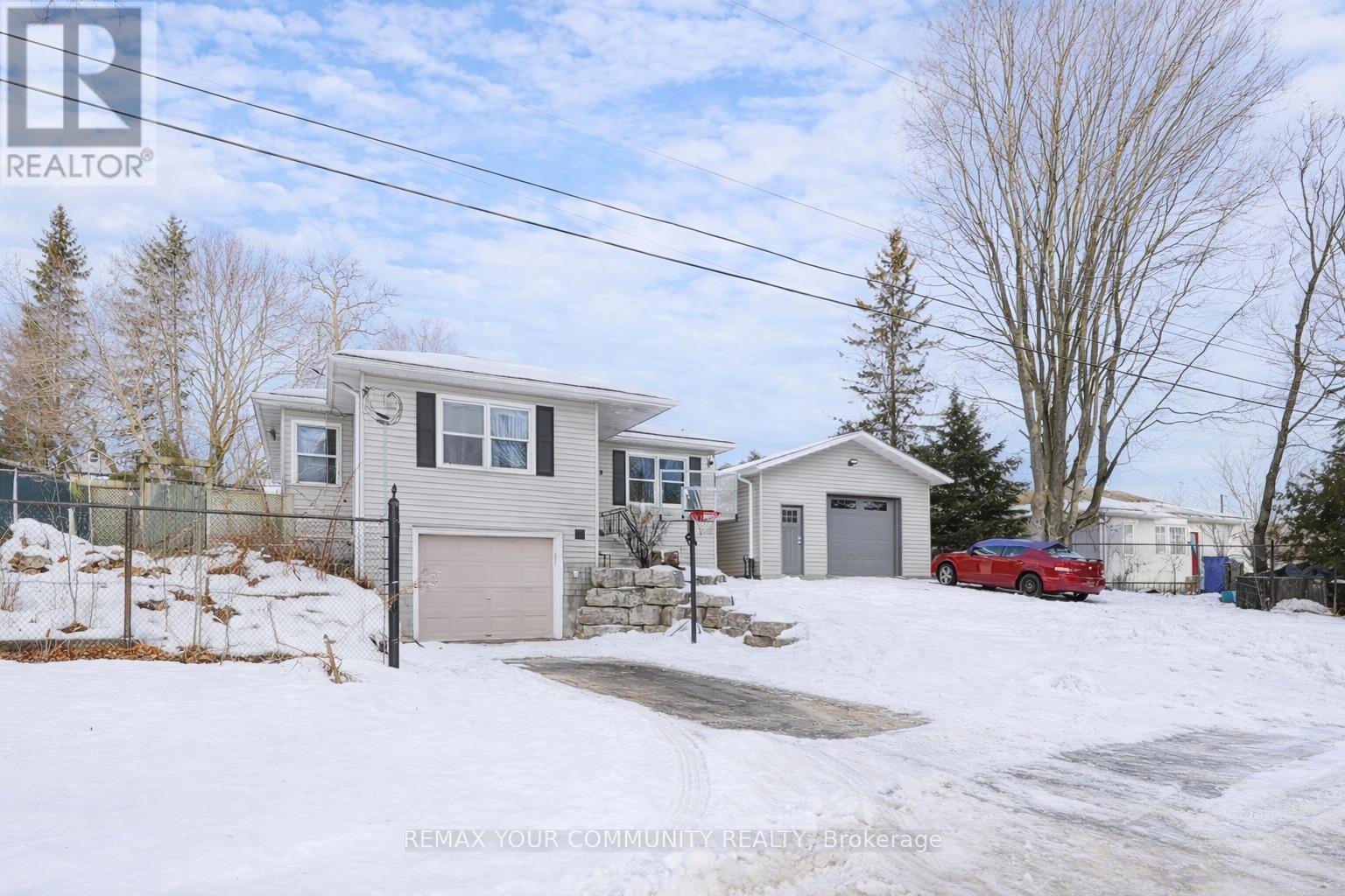 8 Victor Drive, Whitchurch-Stouffville, Ontario  L4A 3G5 - Photo 4 - N12811330