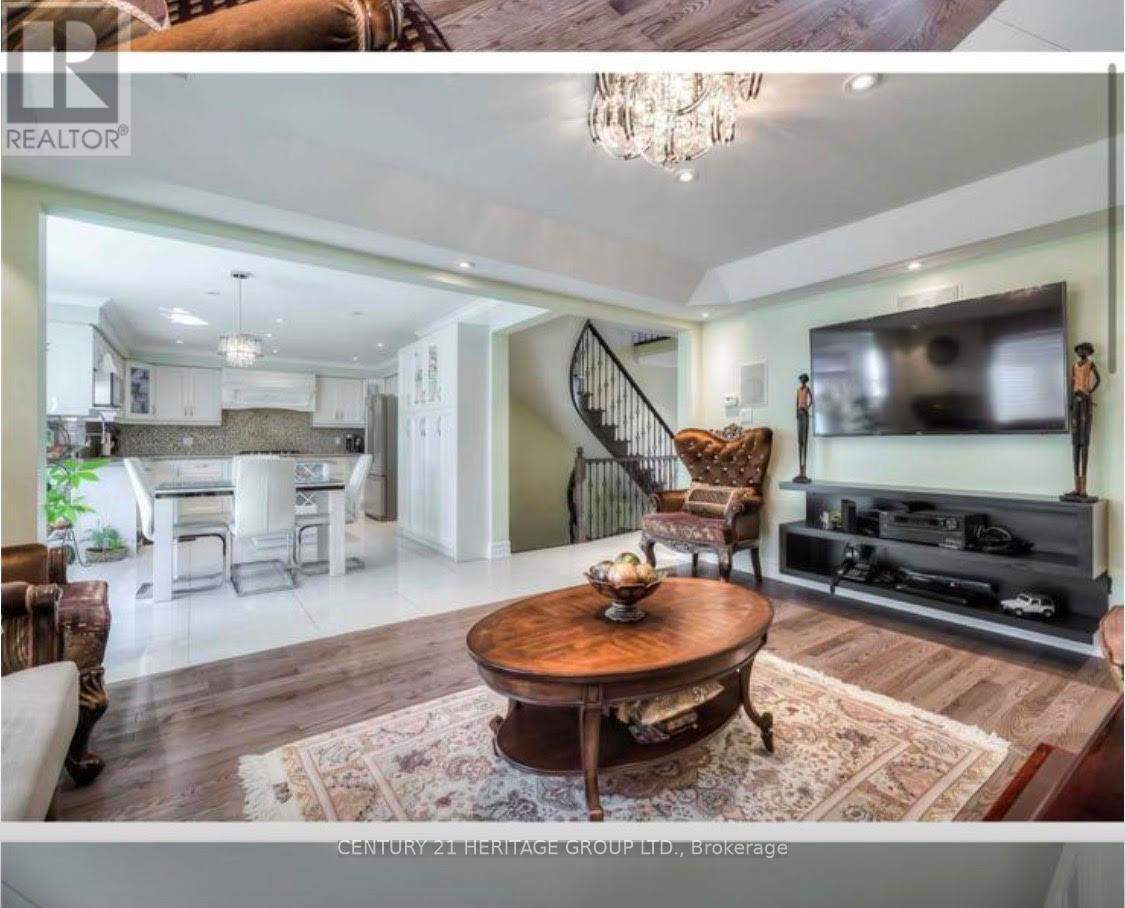 Main - 8 Driftwood Court, Richmond Hill, Ontario  L4E 3K8 - Photo 5 - N12811472