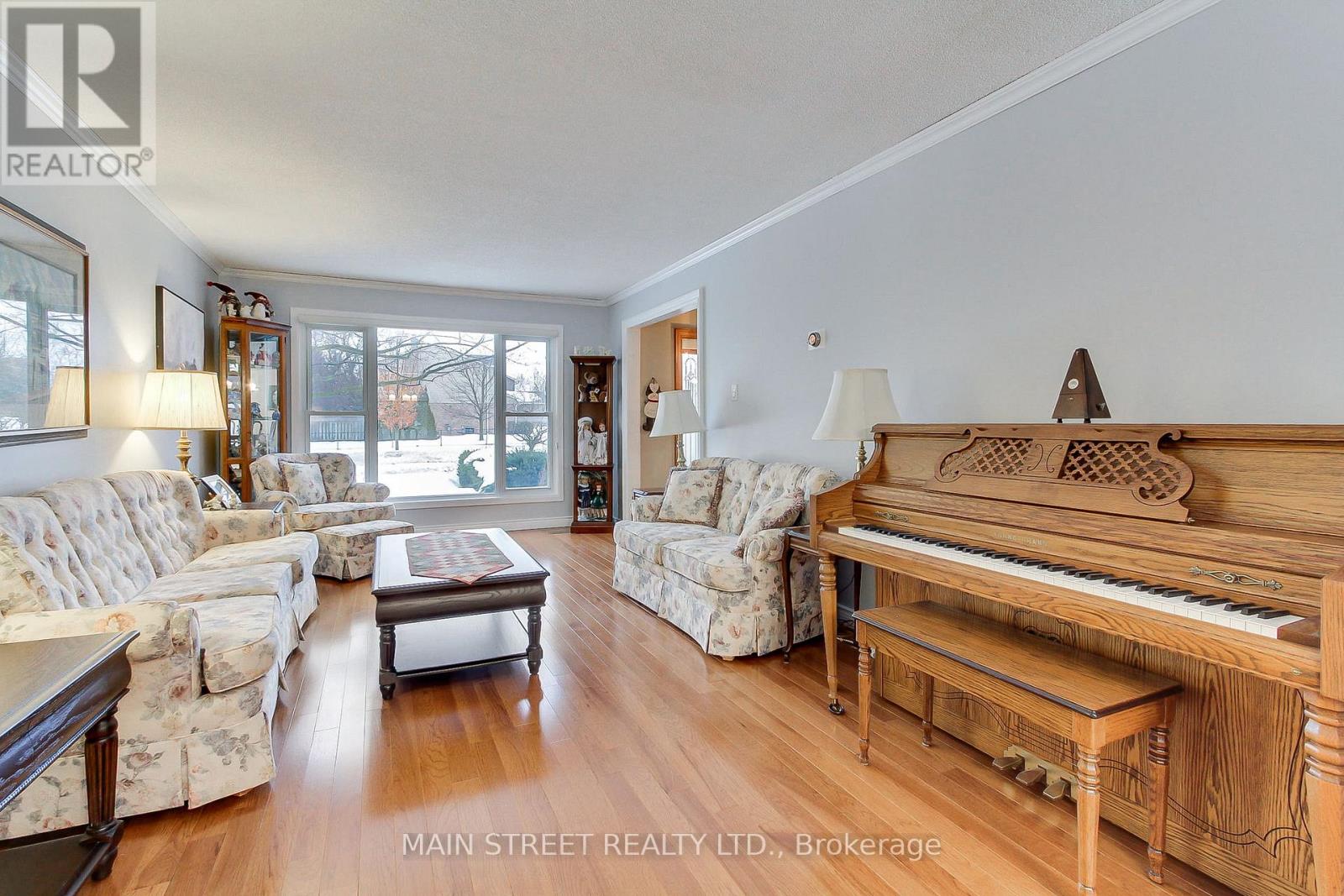 62 Eastman Crescent, Newmarket, Ontario  L3Y 5S1 - Photo 3 - N12811494