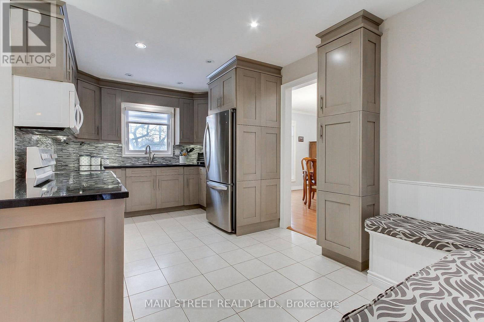 62 Eastman Crescent, Newmarket, Ontario  L3Y 5S1 - Photo 6 - N12811494