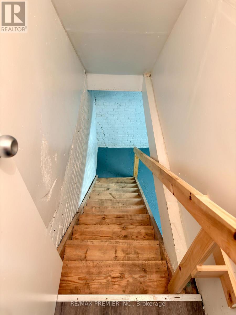 Main Floor - 459 Rocesvalles Avenue, Toronto, Ontario  M6R 2N4 - Photo 10 - W12811174