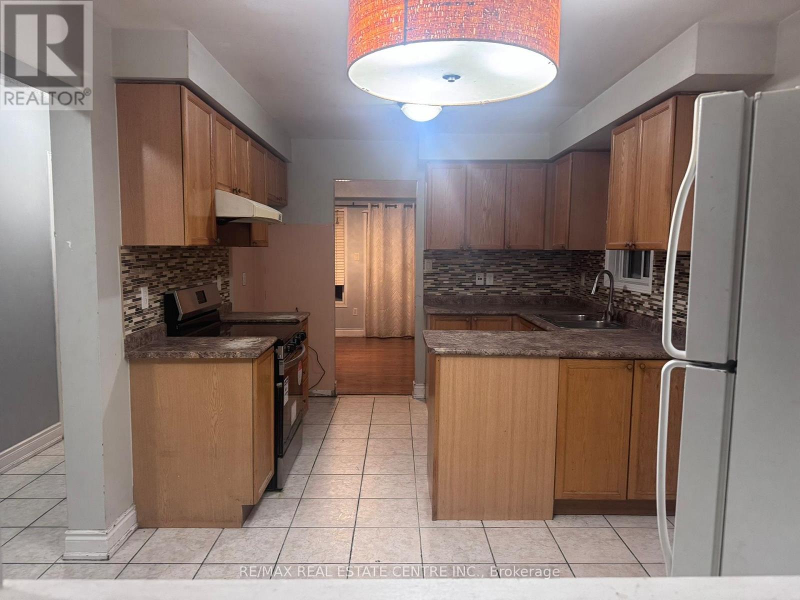 23 Lonestar Crescent, Brampton, Ontario  L7A 2H9 - Photo 3 - W12811394