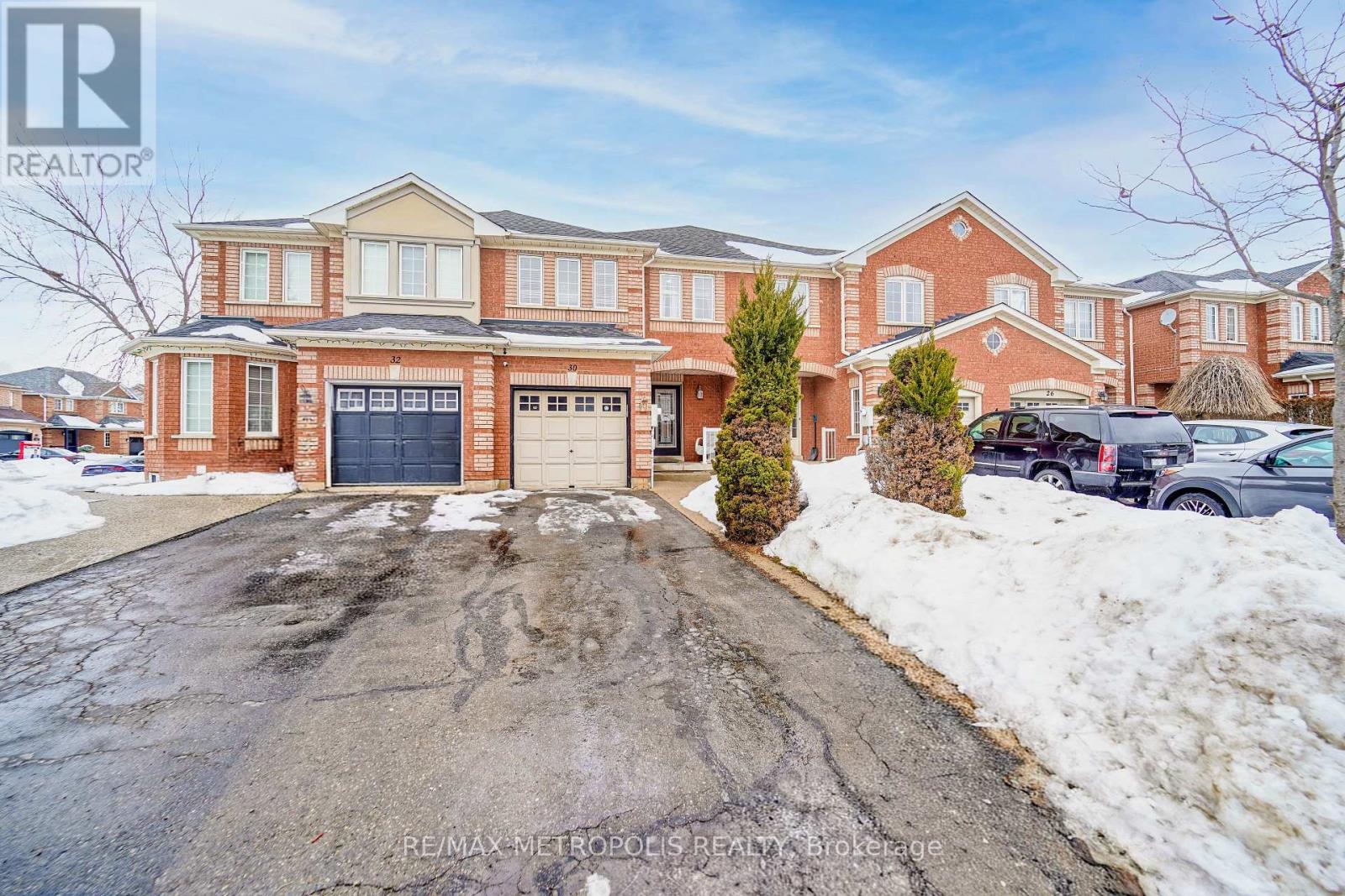 30 Todmorden Drive, Brampton, Ontario  L7A 1M6 - Photo 4 - W12811538
