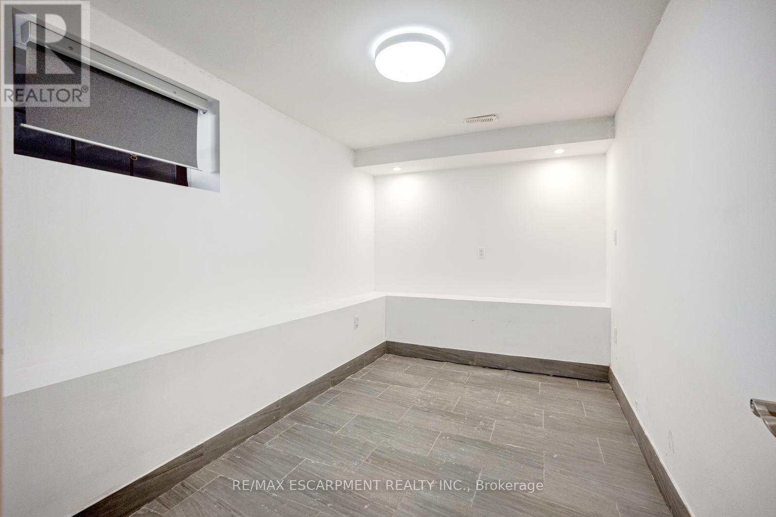 1099 Ogden Avenue, Mississauga, Ontario  L5E 2G7 - Photo 32 - W12811610