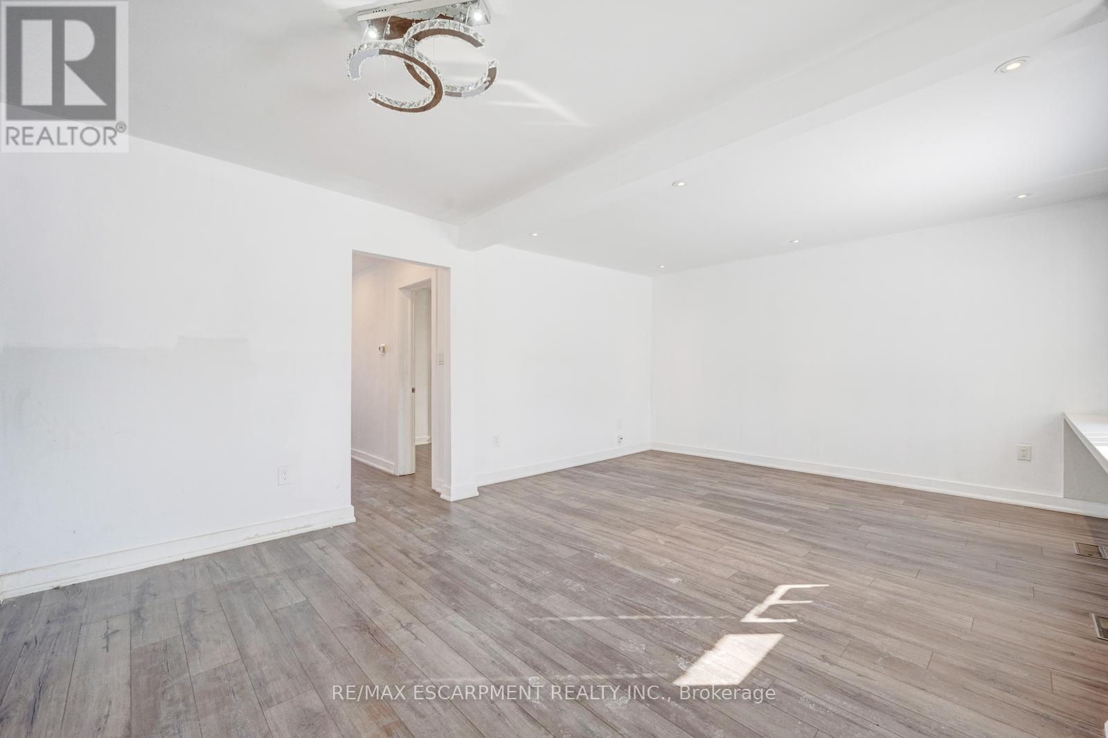 1099 Ogden Avenue, Mississauga, Ontario  L5E 2G7 - Photo 8 - W12811610