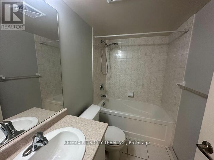 2005 - 19 Grand Trunk Crescent, Toronto, Ontario  M5J 3A3 - Photo 4 - C12811702