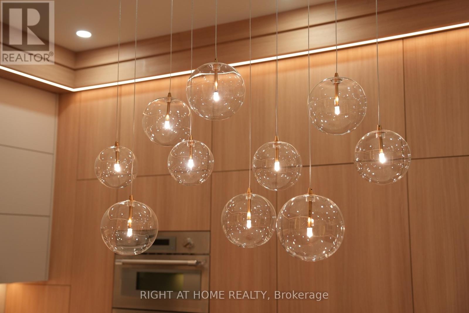 33 Thorndale Avenue, Toronto, Ontario  M8X 1W8 - Photo 10 - W12811690