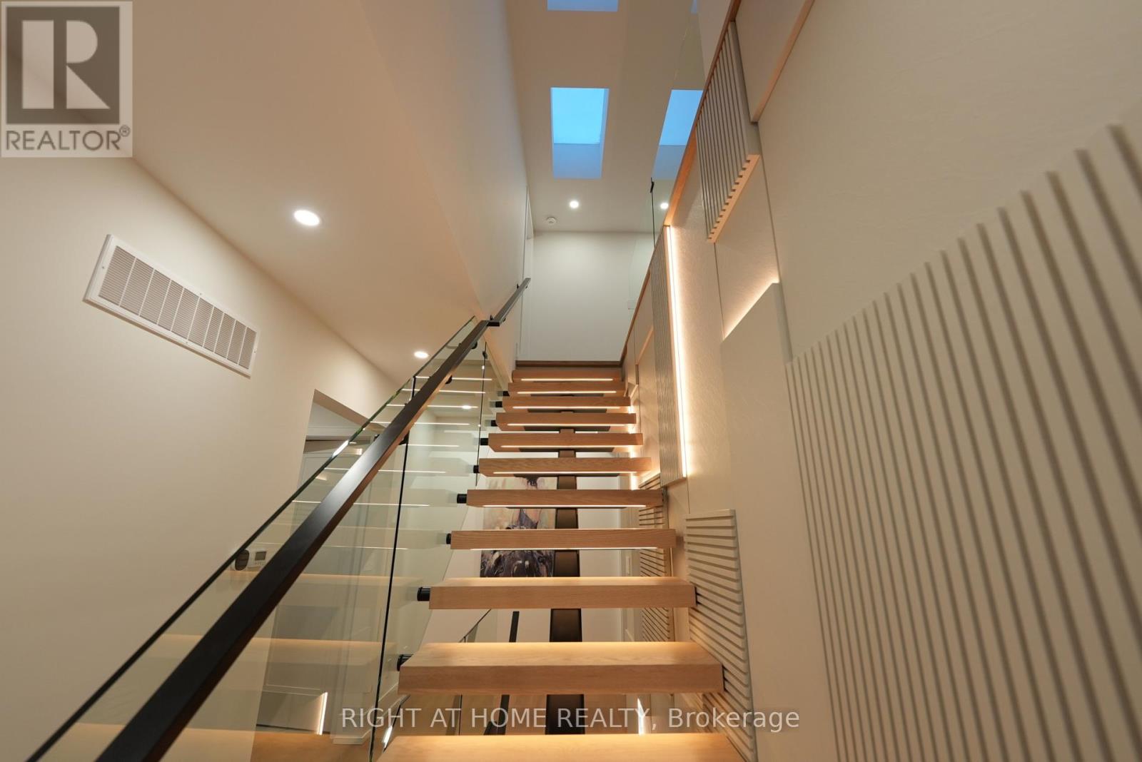 33 Thorndale Avenue, Toronto, Ontario  M8X 1W8 - Photo 29 - W12811690