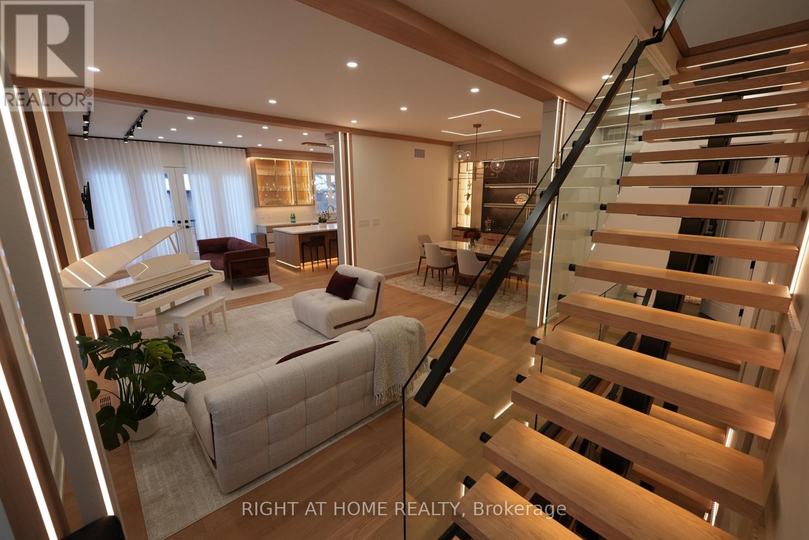 33 Thorndale Avenue, Toronto, Ontario  M8X 1W8 - Photo 5 - W12811690