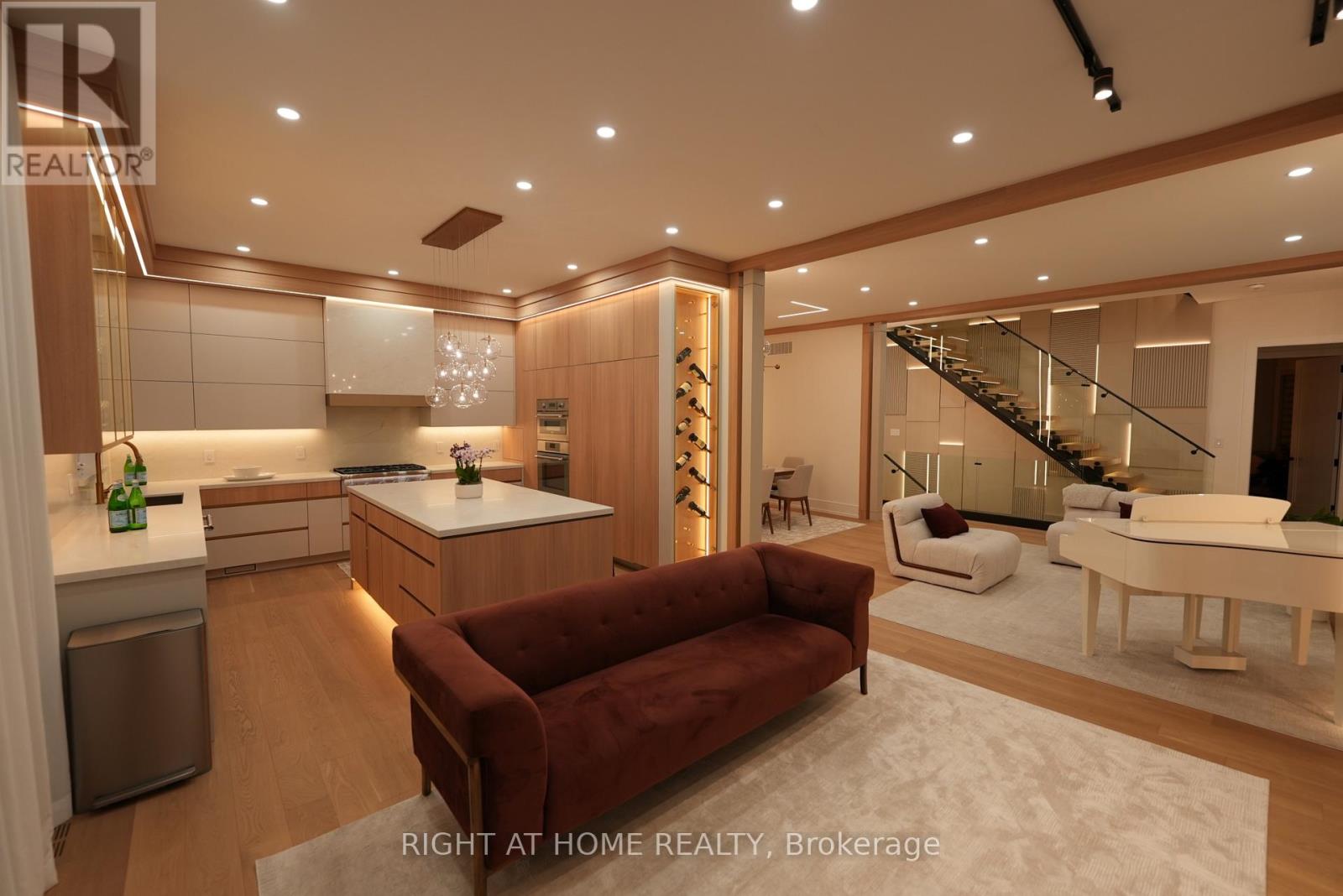 33 Thorndale Avenue, Toronto, Ontario  M8X 1W8 - Photo 9 - W12811690