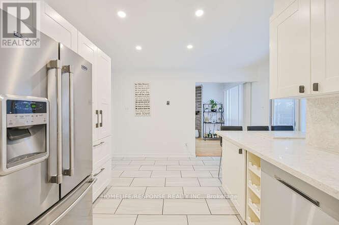 6103 Prairie Circle, Mississauga, Ontario  L5N 5Z5 - Photo 11 - W12811700