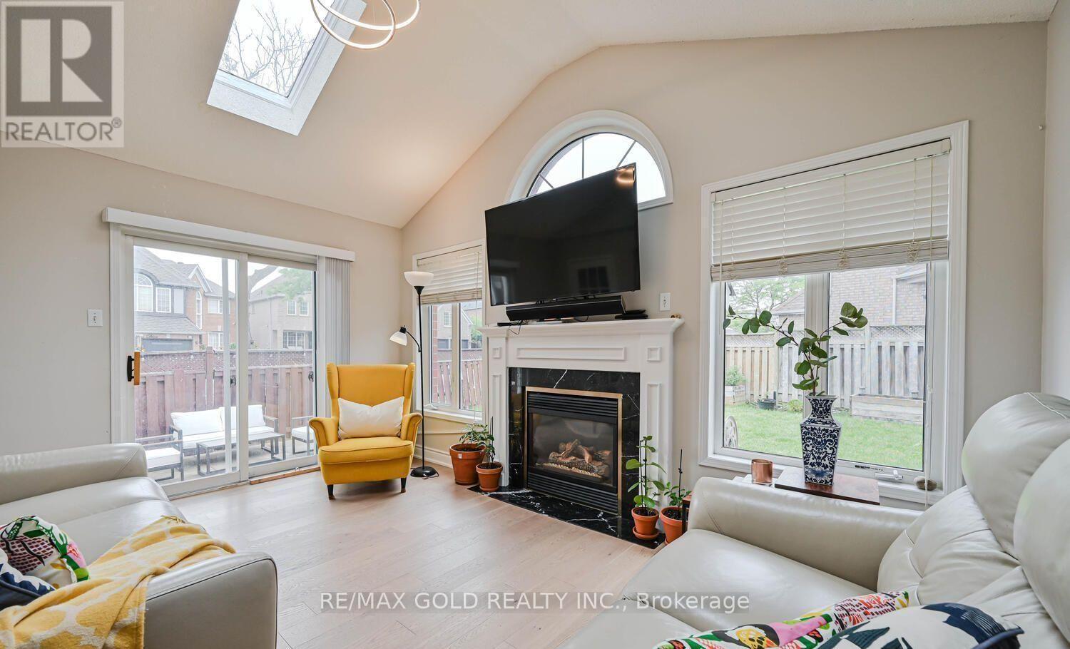 44 Ribbon Drive, Brampton, Ontario  L6R 2C5 - Photo 2 - W12811716