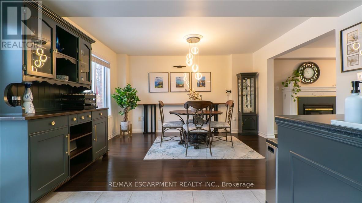 2062 Westmount Drive, Oakville, Ontario  L6M 3P2 - Photo 12 - W12810092