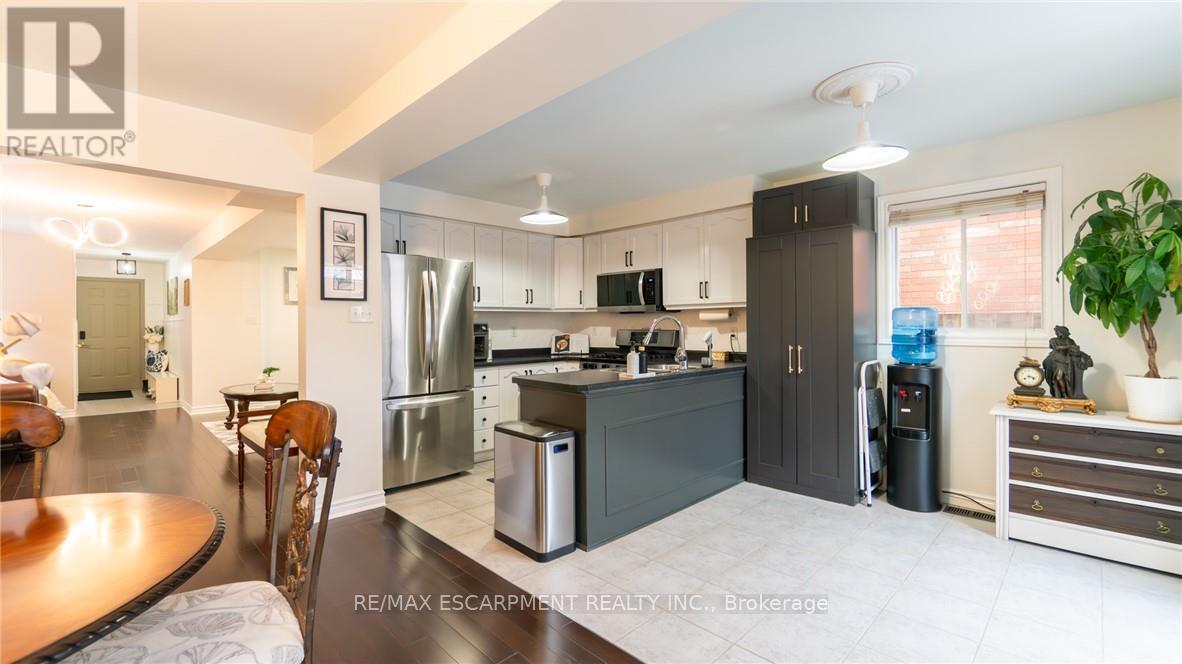 2062 Westmount Drive, Oakville, Ontario  L6M 3P2 - Photo 11 - W12810092