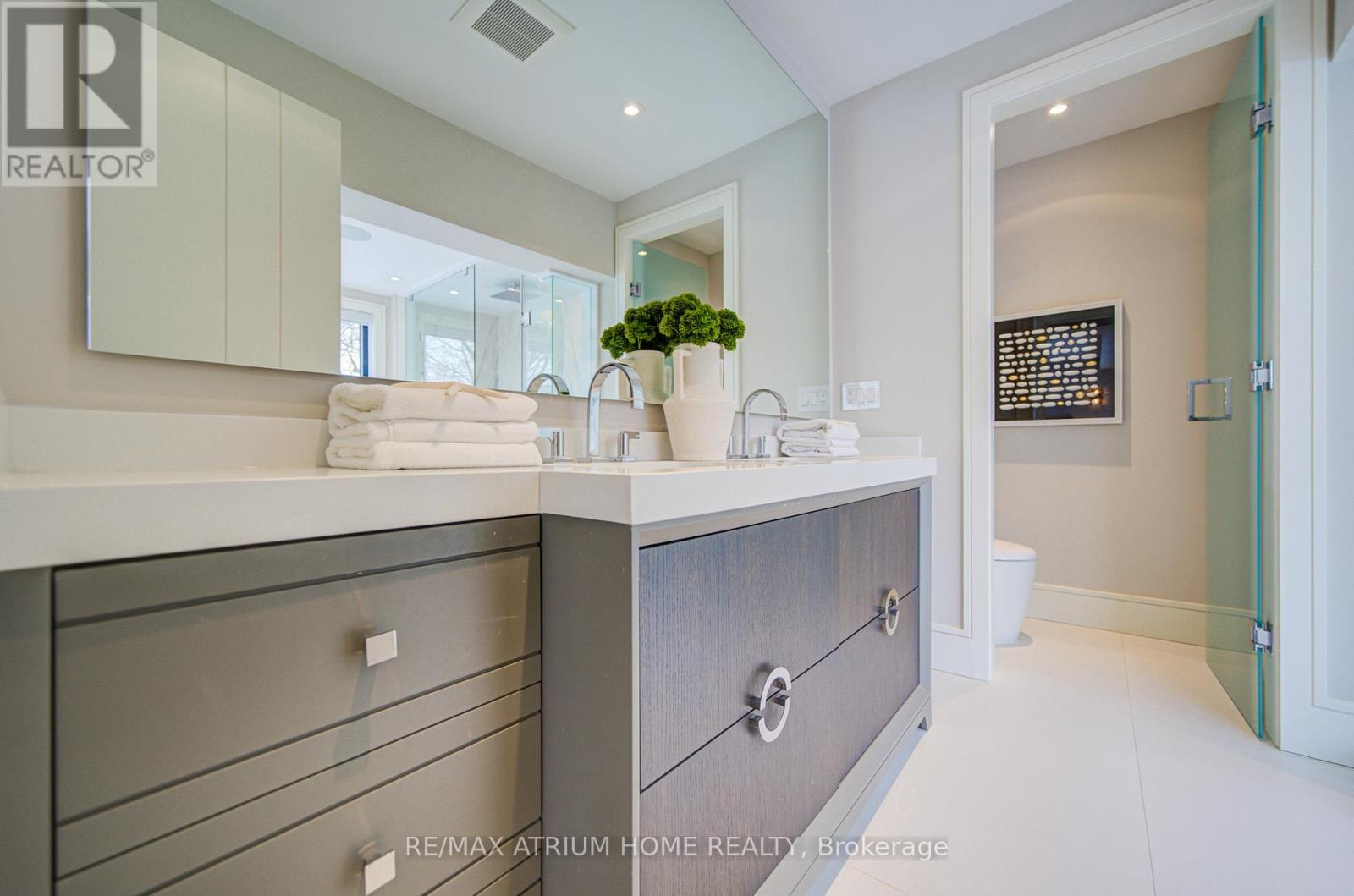 6 Hillholm Road, Toronto, Ontario  M5P 1M2 - Photo 13 - C12811776