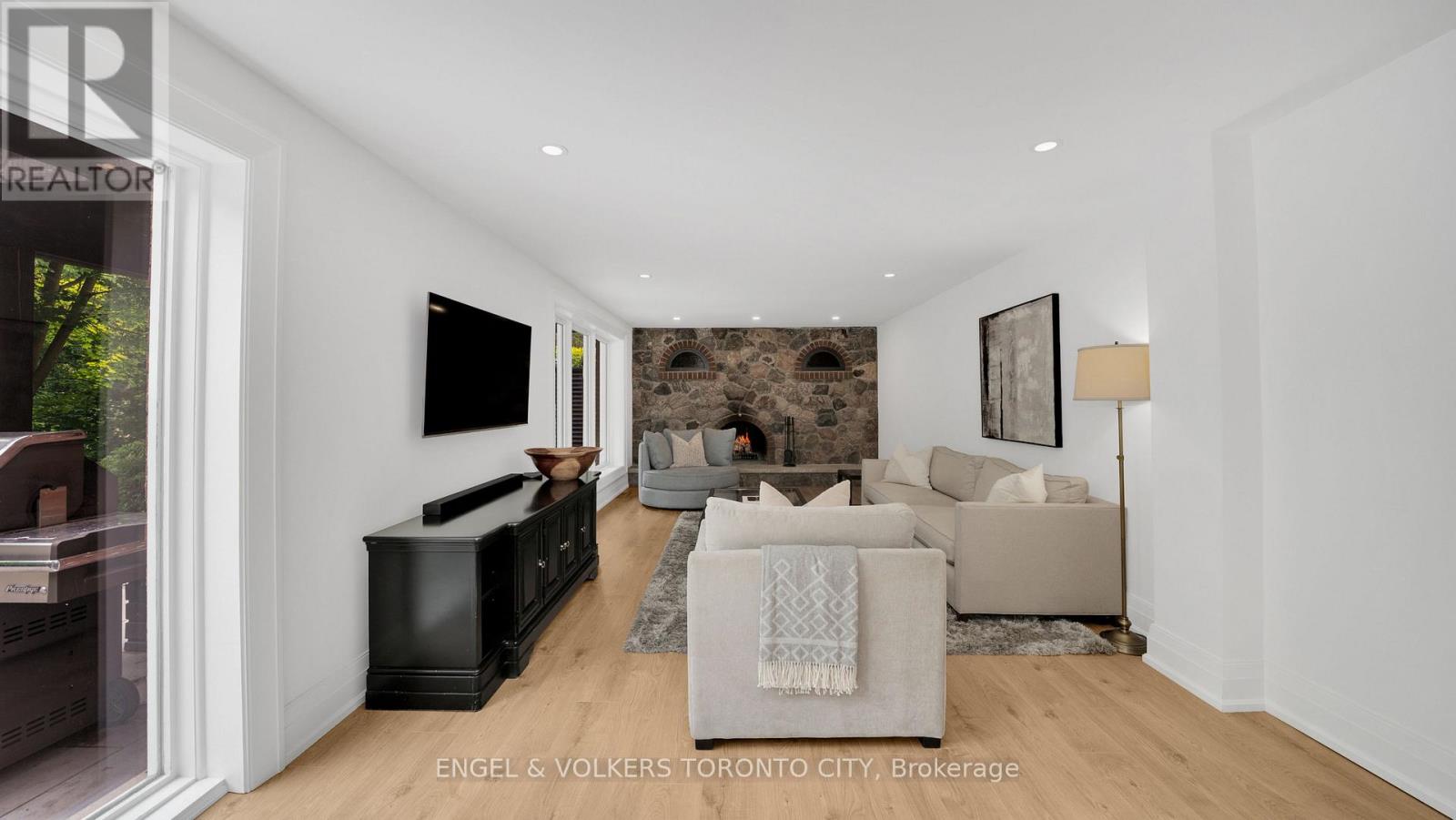 15 Silvergrove Road, Toronto, Ontario  M5L 2N5 - Photo 34 - C12811824