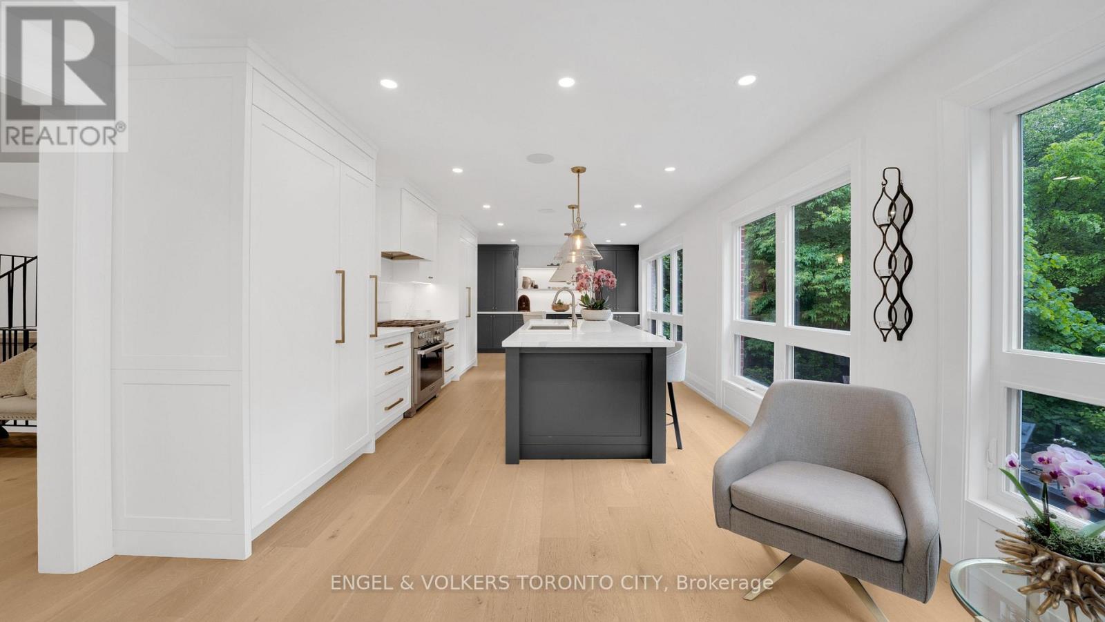 15 Silvergrove Road, Toronto, Ontario  M5L 2N5 - Photo 6 - C12811824