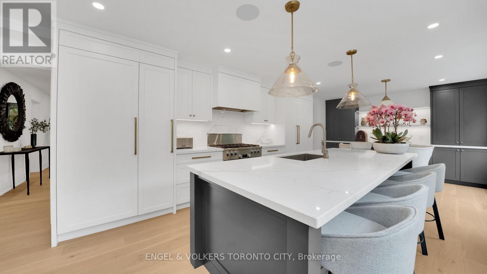 15 Silvergrove Road, Toronto, Ontario  M5L 2N5 - Photo 8 - C12811824