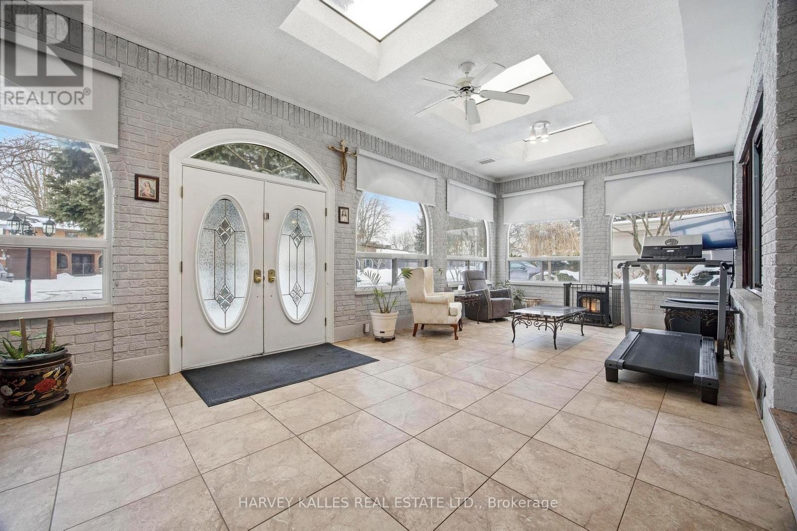 24 Francis Street, Vaughan, Ontario  L4L 1P6 - Photo 3 - N12811854