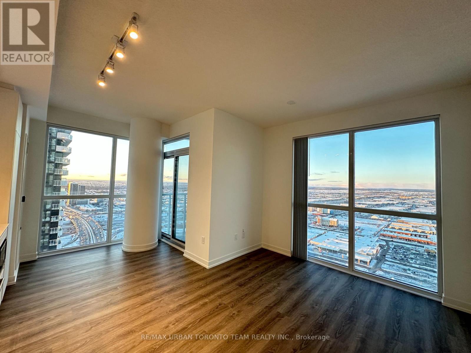 4302 - 8 Interchange Way, Vaughan, Ontario  L4K 5Z7 - Photo 3 - N12811896