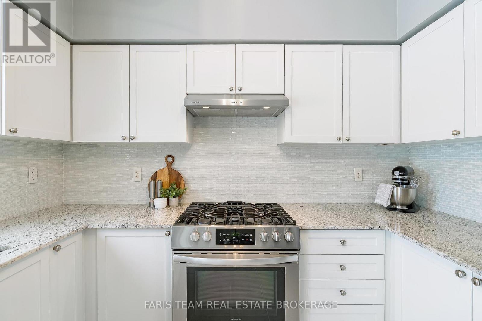 36 Connaught Lane, Barrie (Innis-Shore), Ontario  L4M 0A6 - Photo 8 - S12811806