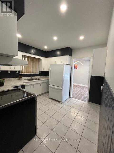 20 Jacinta Drive, Toronto, Ontario  M6L 1H5 - Photo 7 - W12811590