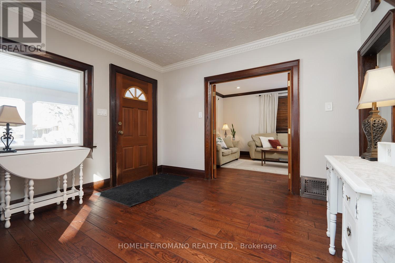 11 Dominion Road, Toronto, Ontario  M8W 1J1 - Photo 12 - W12811752