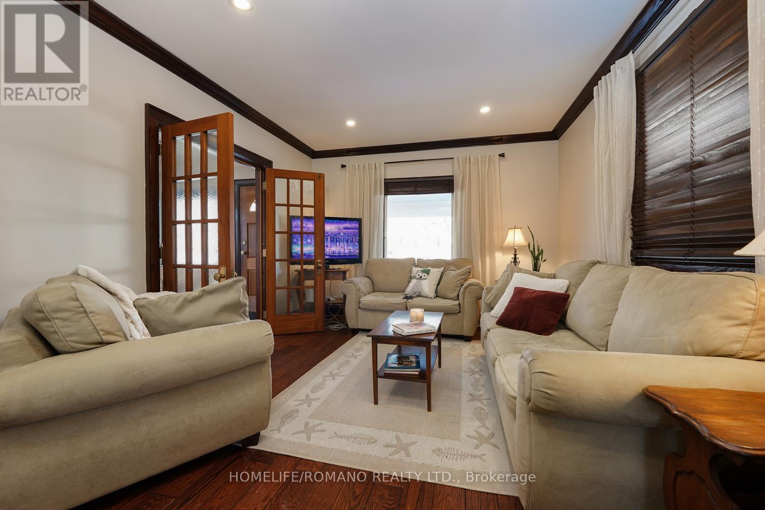 11 Dominion Road, Toronto, Ontario  M8W 1J1 - Photo 13 - W12811752