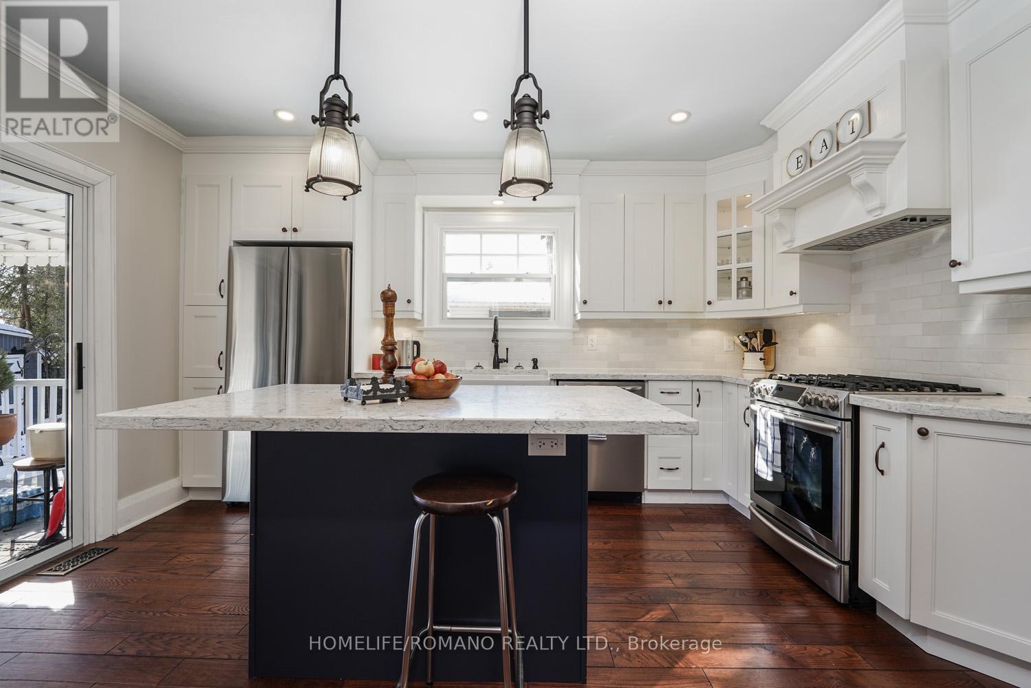 11 Dominion Road, Toronto, Ontario  M8W 1J1 - Photo 19 - W12811752