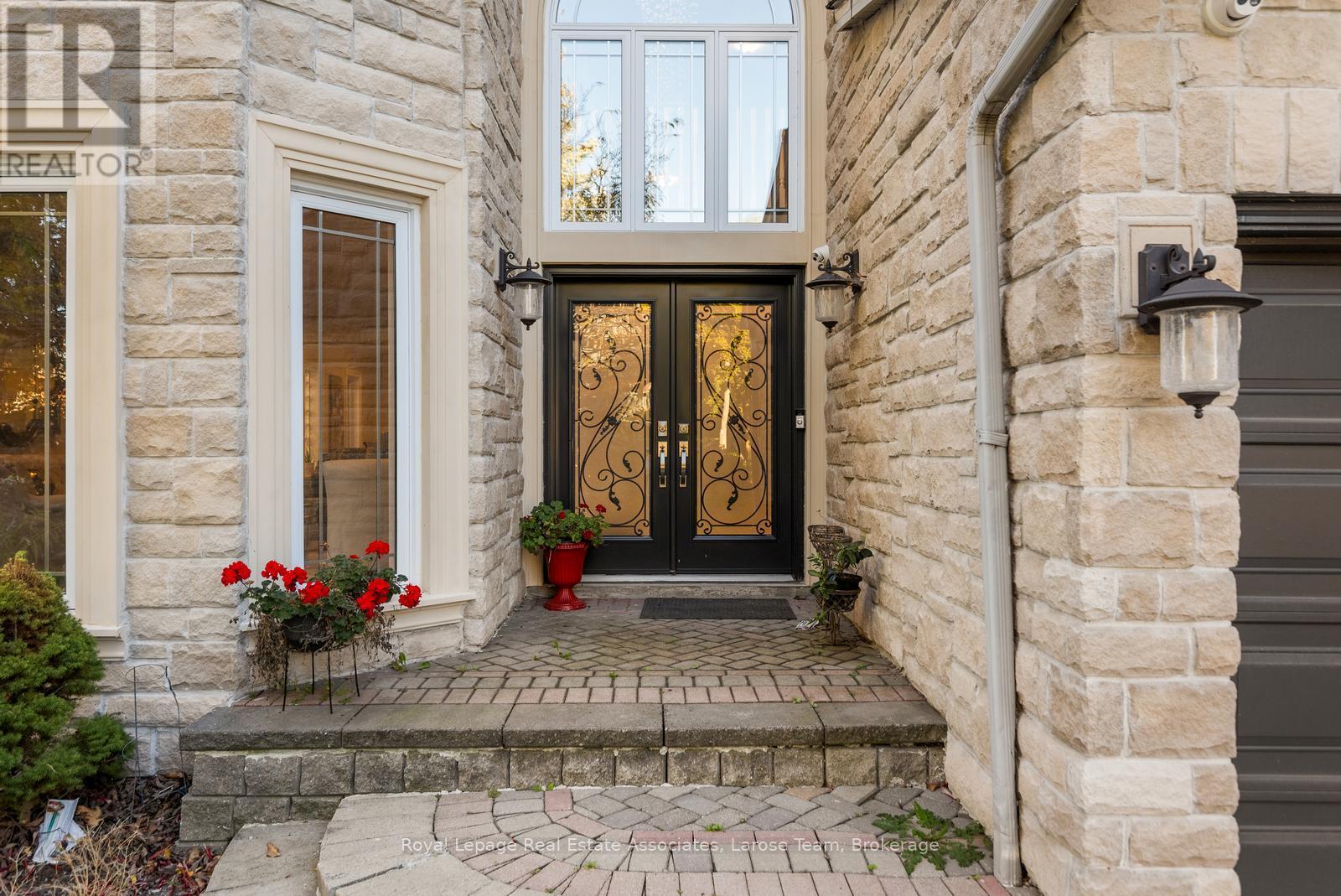 4622 Hewicks Lane, Mississauga, Ontario  L5M 3L8 - Photo 2 - W12811910