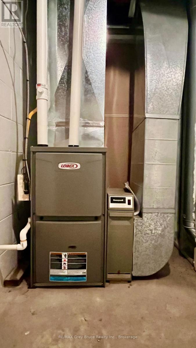 1069 7th Avenue, Hanover, Ontario N4N 2K4 - Photo 22 - X12812100